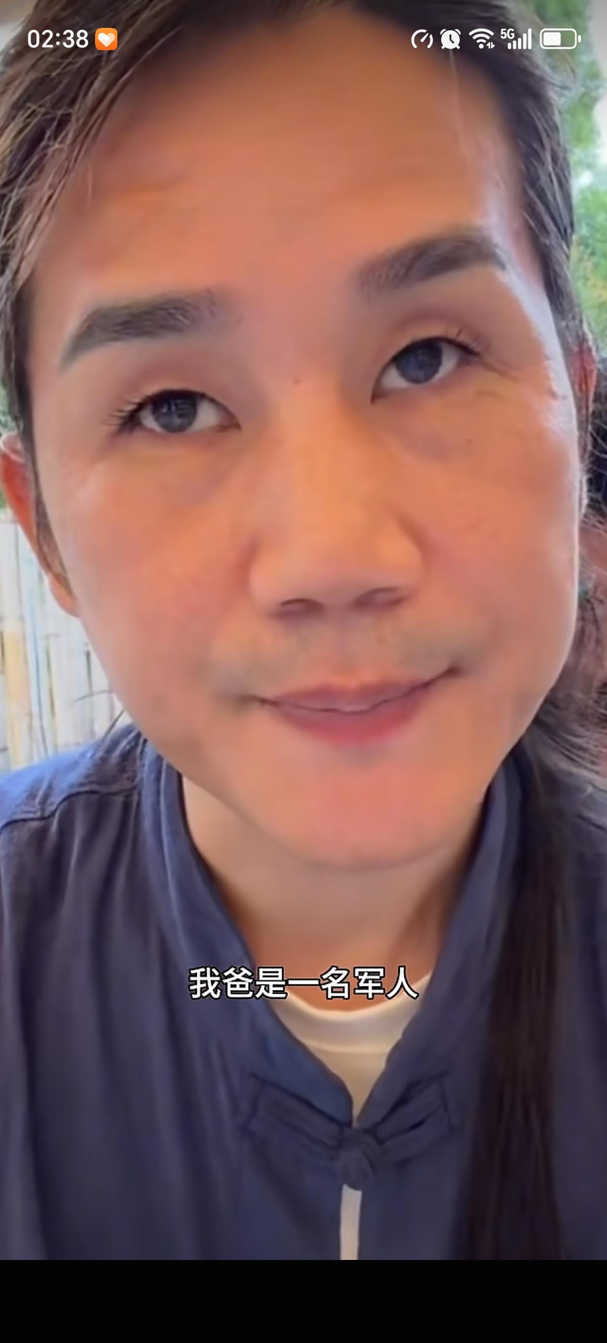 李师师的爸爸是一名军人，他的爸爸在他十几岁的时候才回家，第一眼看到自己最小的儿子