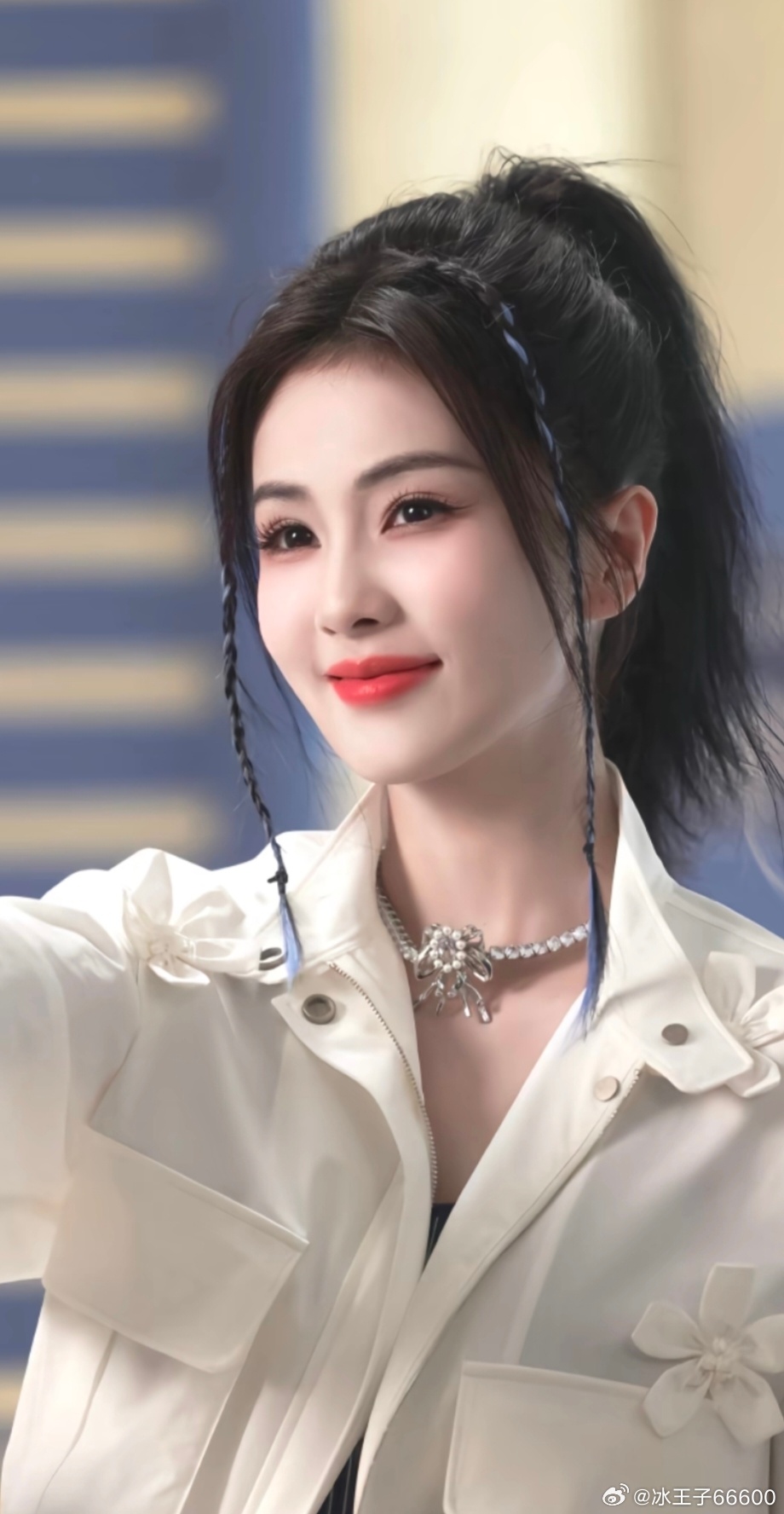 白鹿掉粉近百万白鹿因综艺言行失当引发争议，分寸感缺失败坏路人缘，短时间大量掉粉，