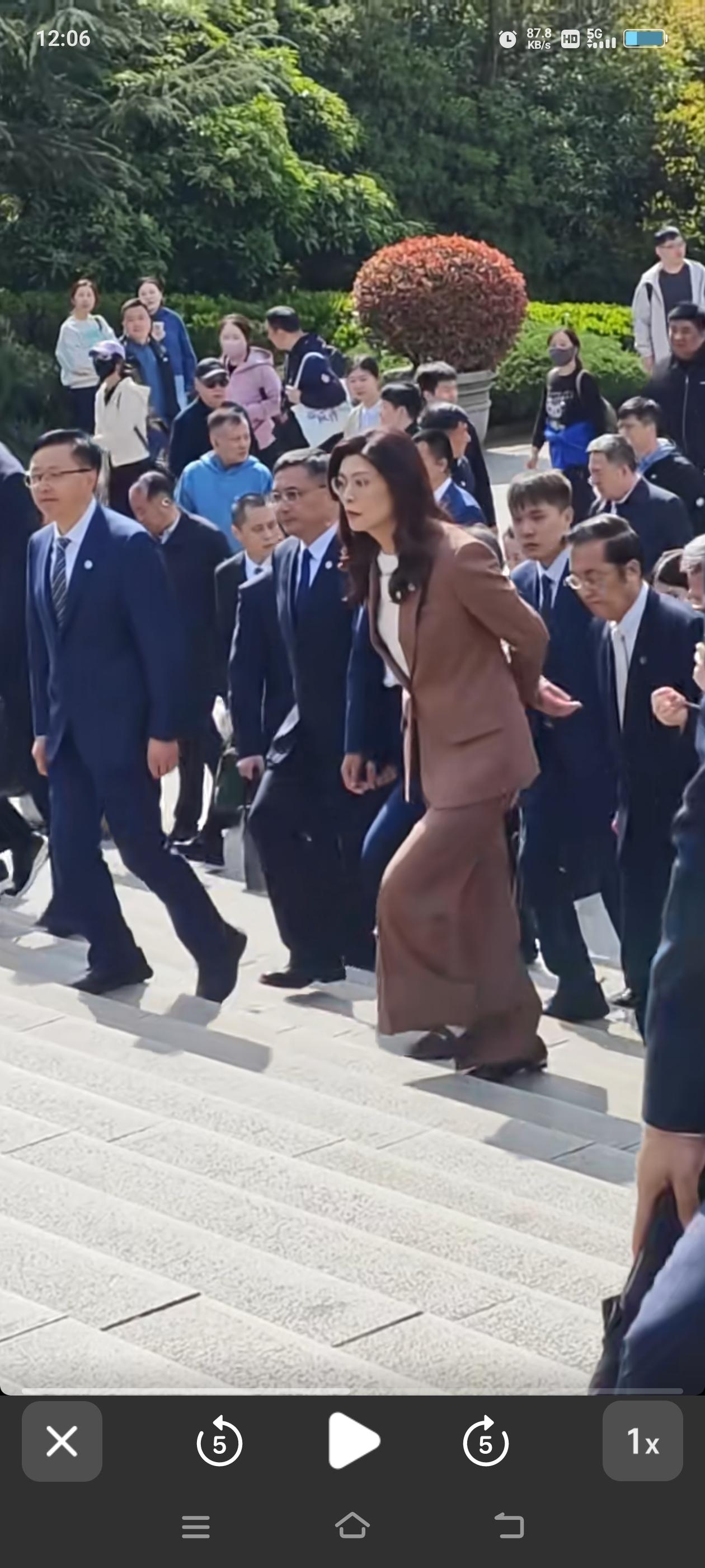 郑今天换了一套深色衣服参加重要活动，讲话时眼含泪水，一度哽咽。