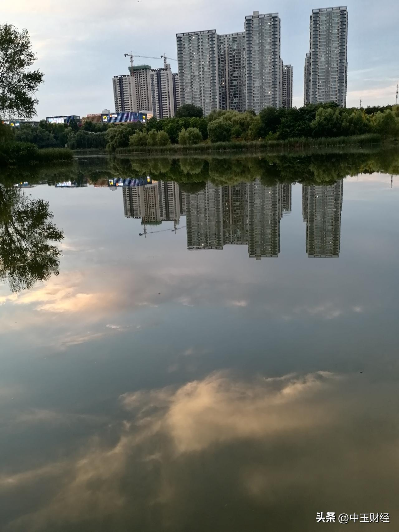 分享一下你随手拍下的照片 分享一下你随手拍下的照片水中的倒影显得如此对称，这般充
