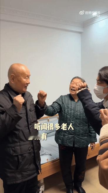 王祖蓝夫妇为金婚老人拍结婚照 有被王祖蓝李亚男感动到，两人来到养老院为金婚老人拍
