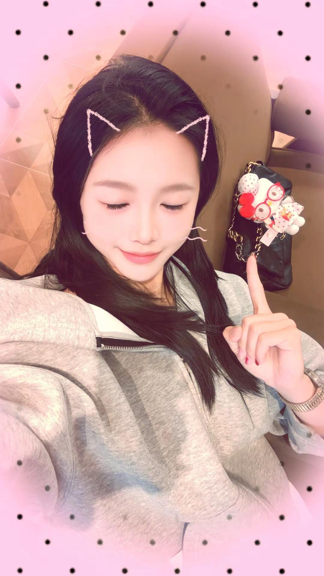 不管这个世界上多少坏人讨厌我  攻击我  不爱我  我依旧不语  就萌萌的站在这