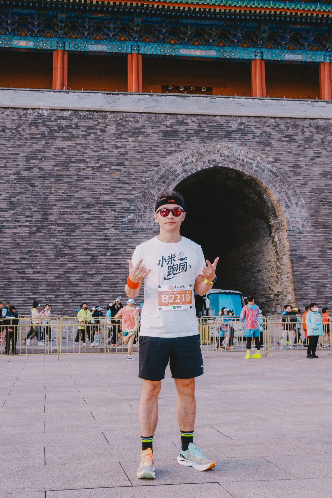 小米汽车恭喜王文杰今天现场的手举牌太会玩儿了，“尊贵的小米车主，跑快点”、“RU