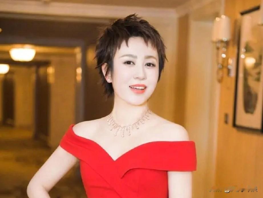 文艺评论家如此评价马丽！
这位评论家说
马丽的表演
可以用9个字
来概括

火辣