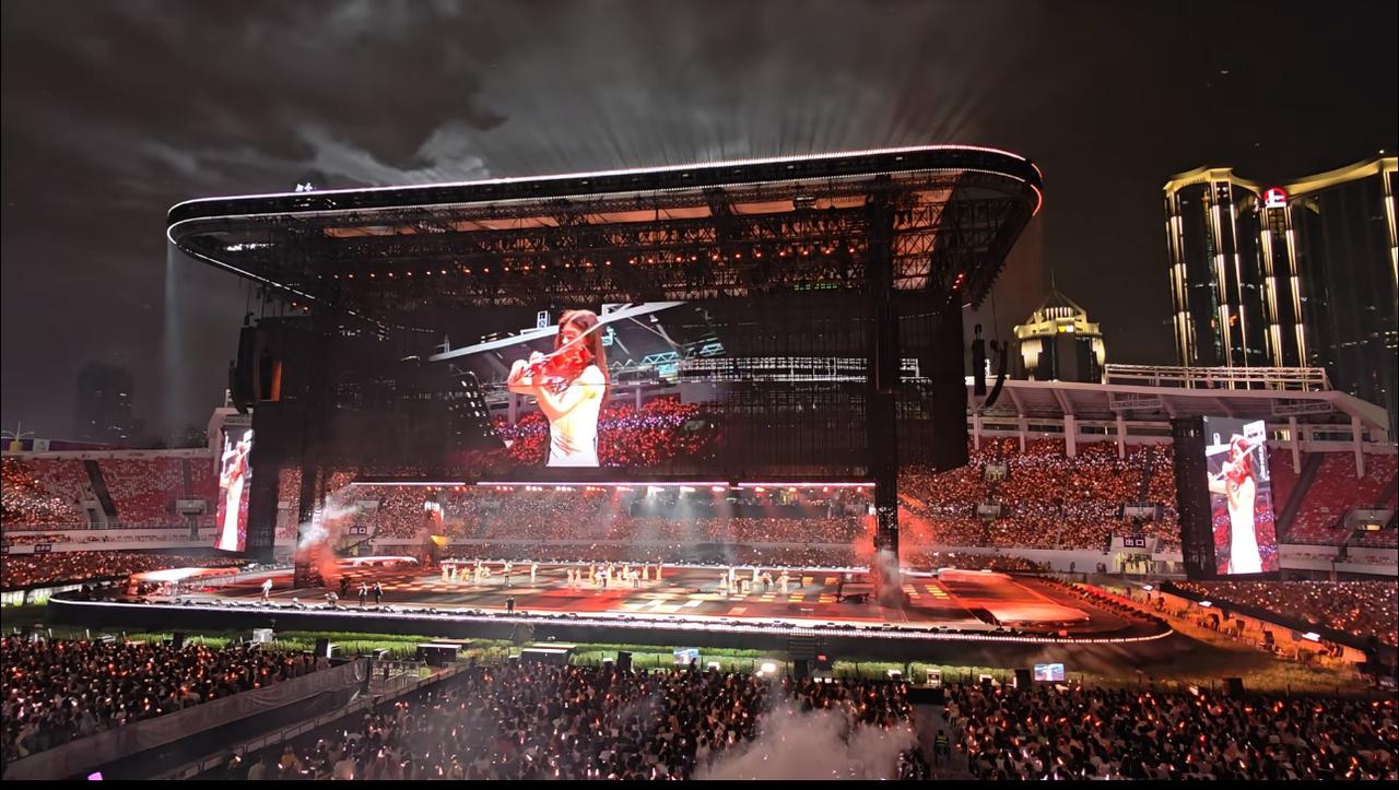 薛之谦演唱会小提琴伴奏好像是嘘嘘？
就是陆虎老婆。
在网友发布的薛之谦演唱会视频