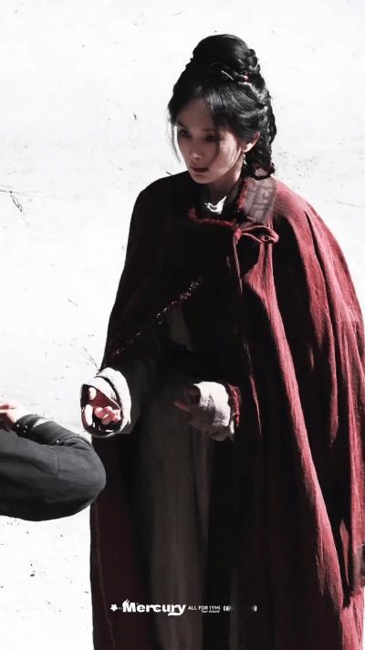 杨幂红麻衣披风路透，就算是穿着麻衣披风也难掩美貌的震撼