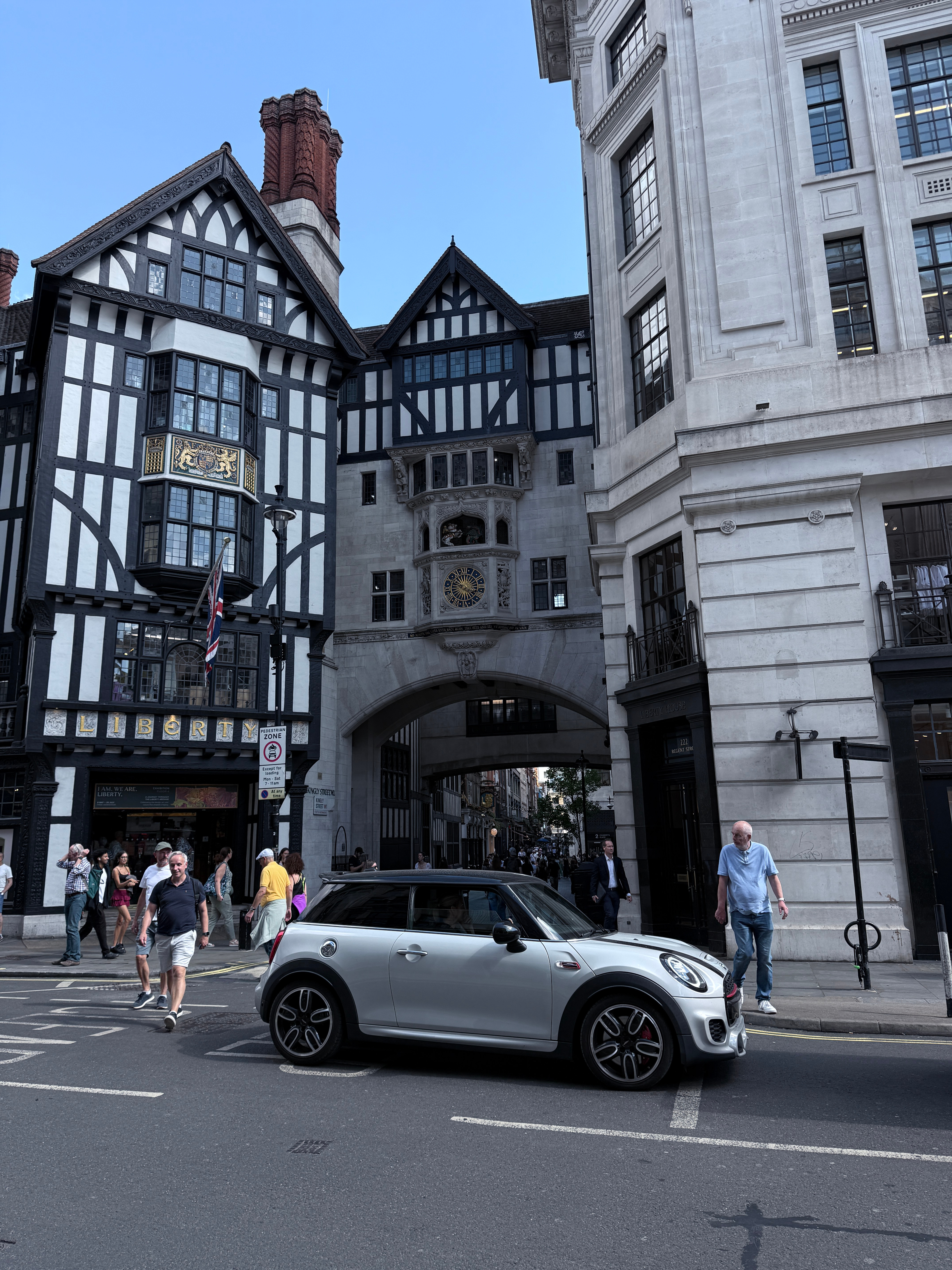 MINI往英国这种街道一放顿时能感受到复古的气质，而且开MINI的英国人几乎都不