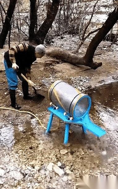 今天算是开了眼了，感觉我吭哧吭哧上的班，像个笑话。
人家那印钞机，是真的“印”，