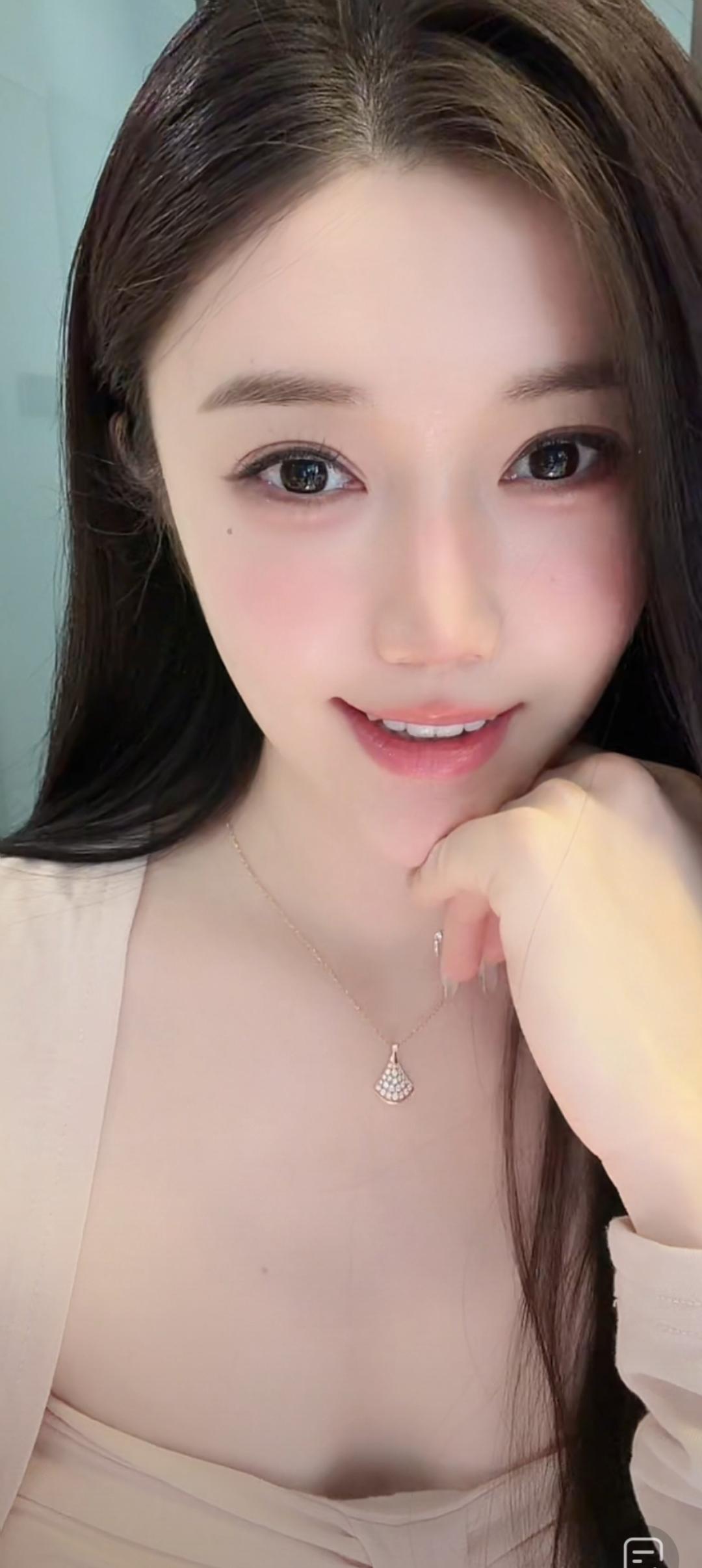 这位小姐姐在微笑，好温柔啊！