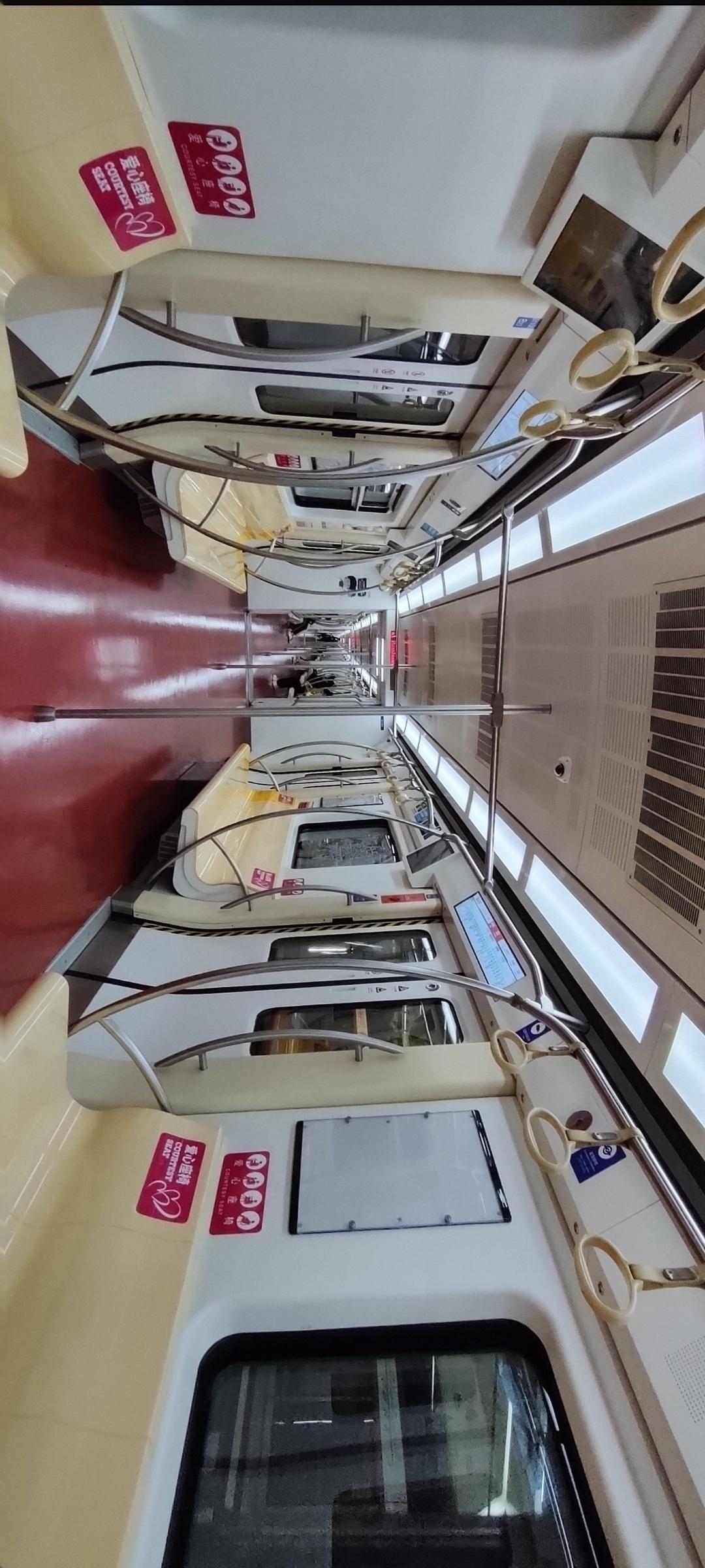 🚇 地铁里的静谧时光，一个人静静地享受旅程。