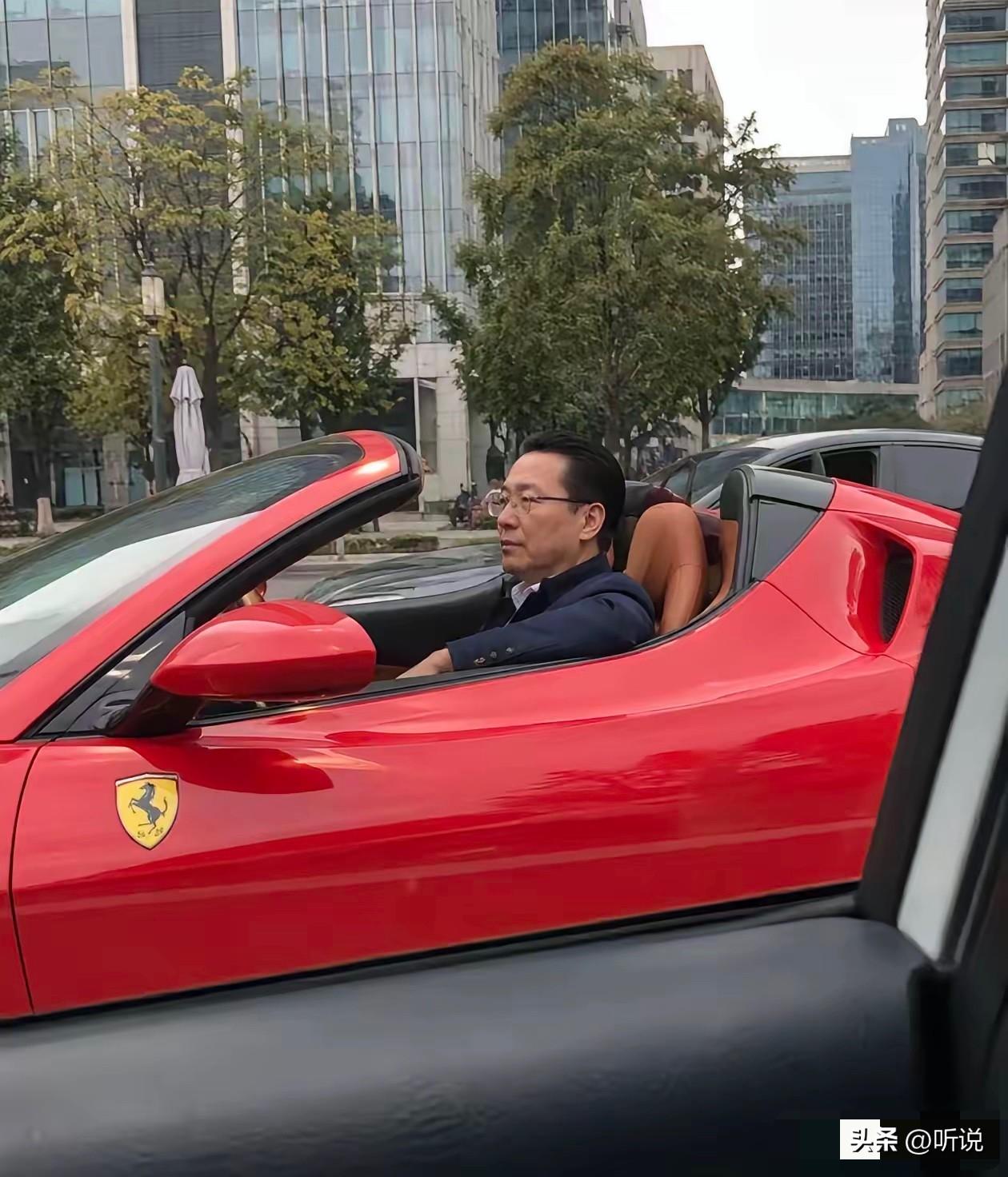 果然人不管在什么年纪，都喜欢法拉利！