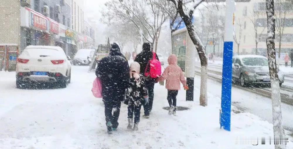 #代表反对让学生逢雨逢雪停课#

于金明代表：反对让学生逢雨停课、逢雪停课，他们