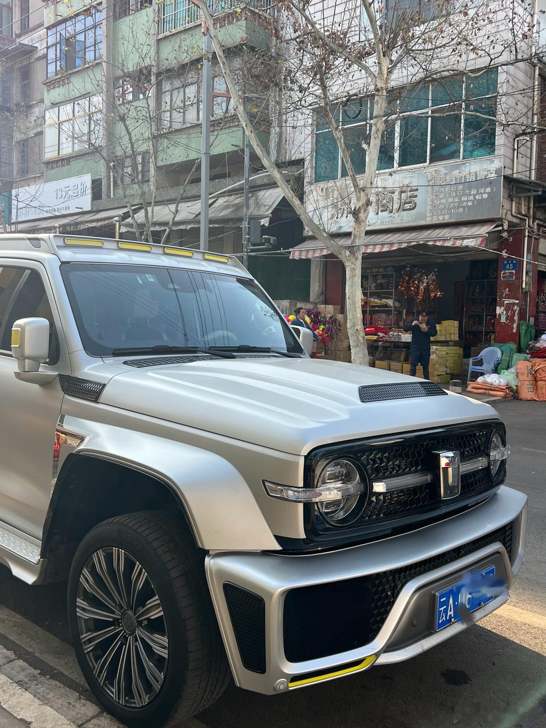 偶遇限量3000台的赛博坦克，两年前的产物霸气依旧，气势真不输奔驰大G[吃瓜] 