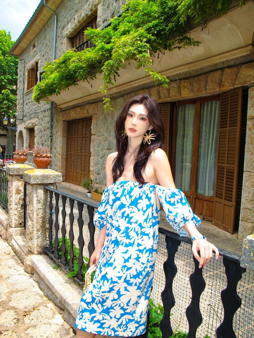 Valldemossa 小镇女孩（200 字） 她的裙摆总沾着山间野茉莉的香，赤