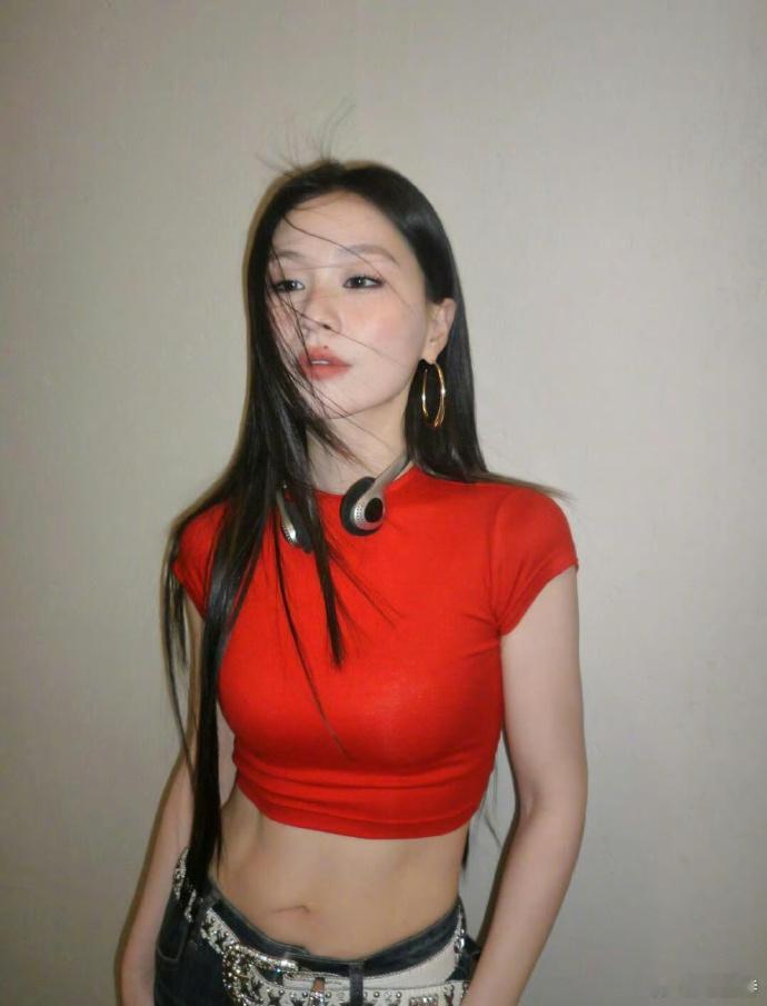 金靖时尚进阶，妆造风格皆随心驾驭，仿若百变女王降临，每一次亮相皆惊艳，魅力无界绽