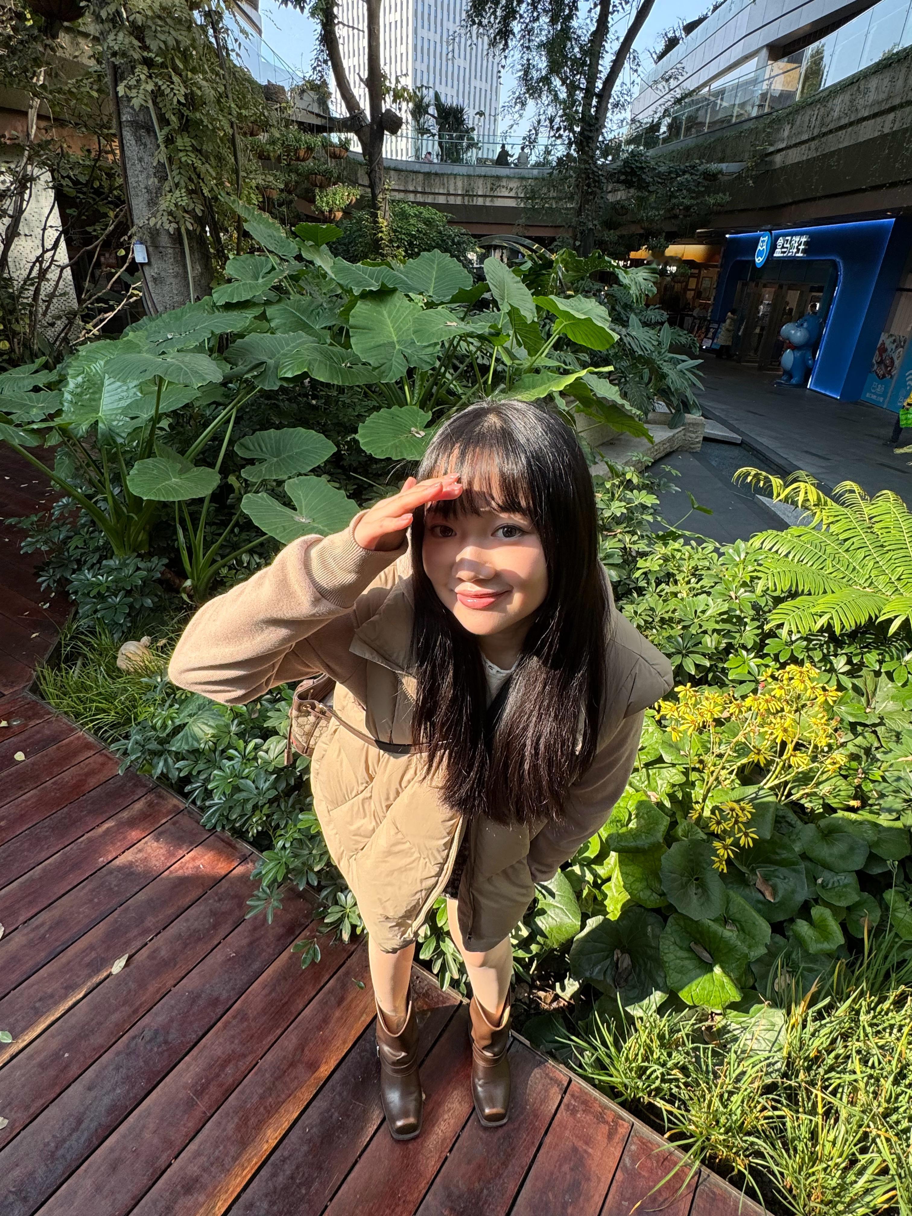 号外号外：1.某五字博主剪头发了💇♀️2.听说5⃣️字的频道今天要更新vlog