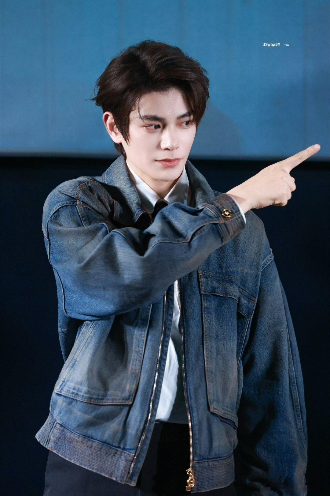 dyx 想用每日的温柔和月亮花换取一束光，最后将它们化作星河万顷赠予你。