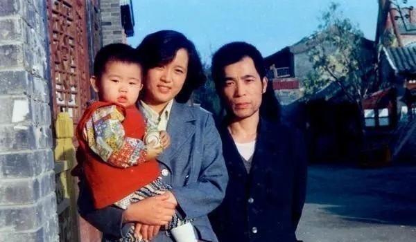 1981年，梁晓声经人介绍与北京姑娘焦丹相亲，谁知一见面梁晓声就对焦丹说：“我每