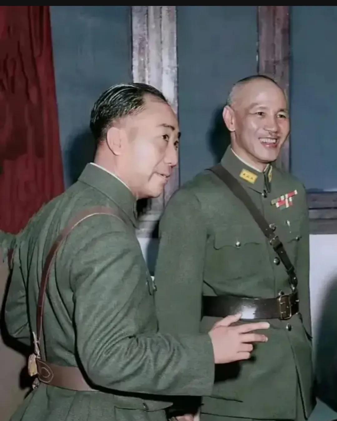 1945年，戴笠一张罕见的“戎装照”，镜头中的他穿着军装，梳着大背头，腰上扎着武