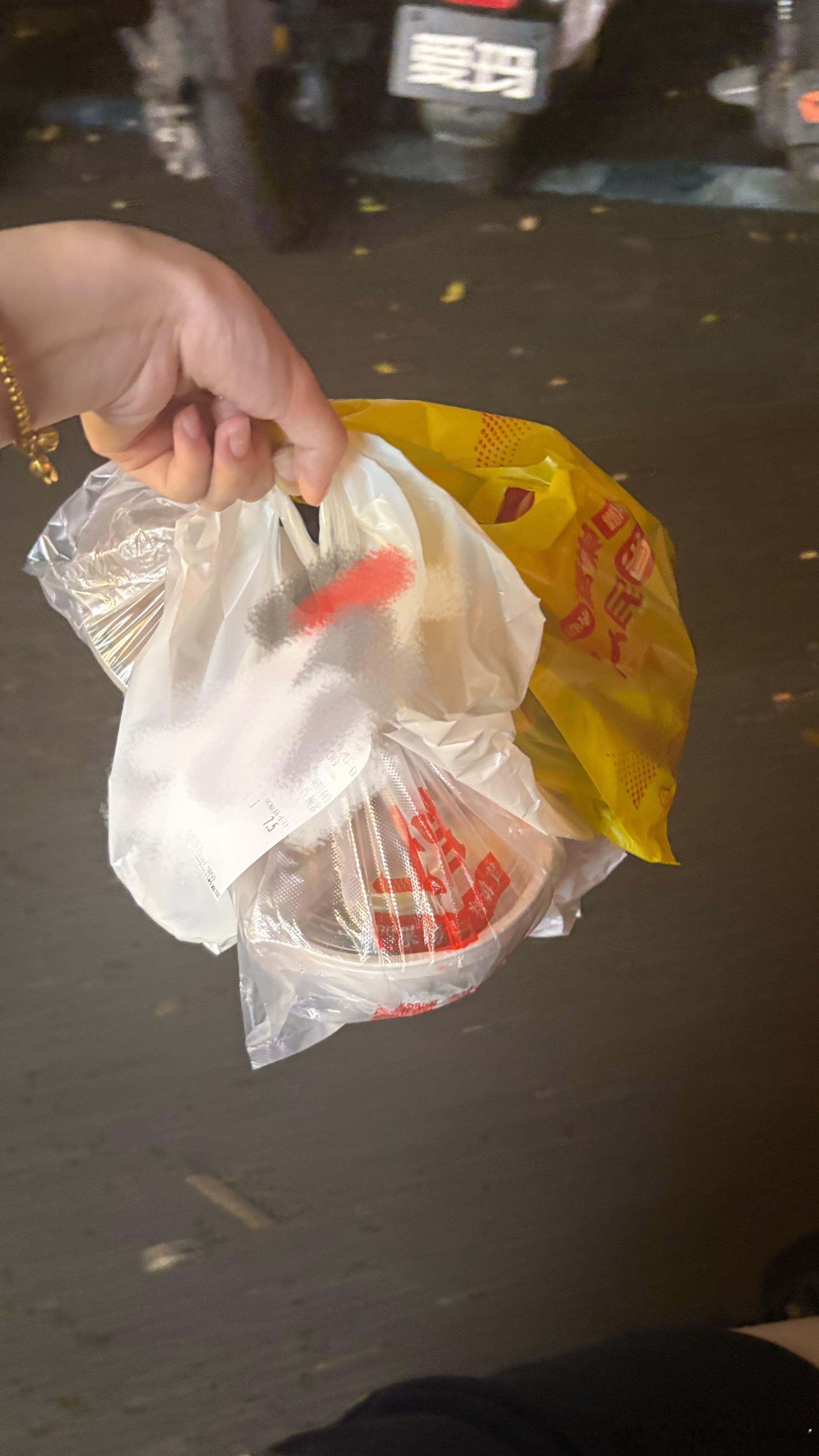 我后悔住在离小吃街不远的地方了 