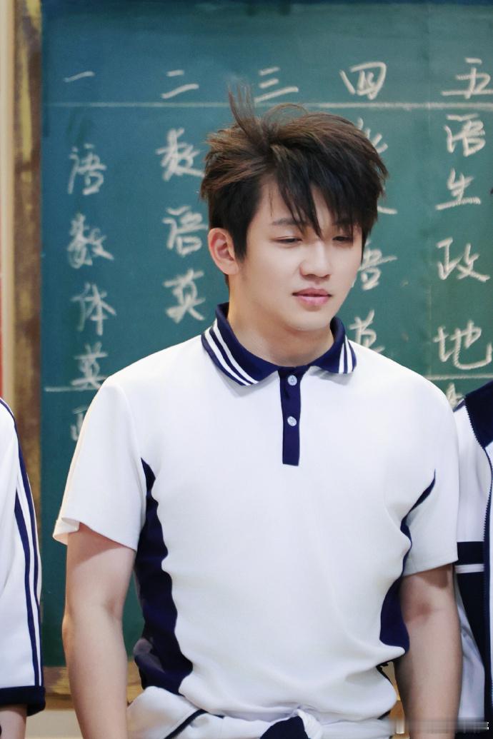 刘同终于在喜人里演了自己 舞台上刘同唠着八卦，那松弛模样，就像咱身边朋友，太有生