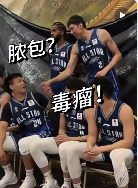 只要周琦不尴尬，尴尬的就是别人！

在全明星拍集体照的时候周琦姗姗来迟，所有人都