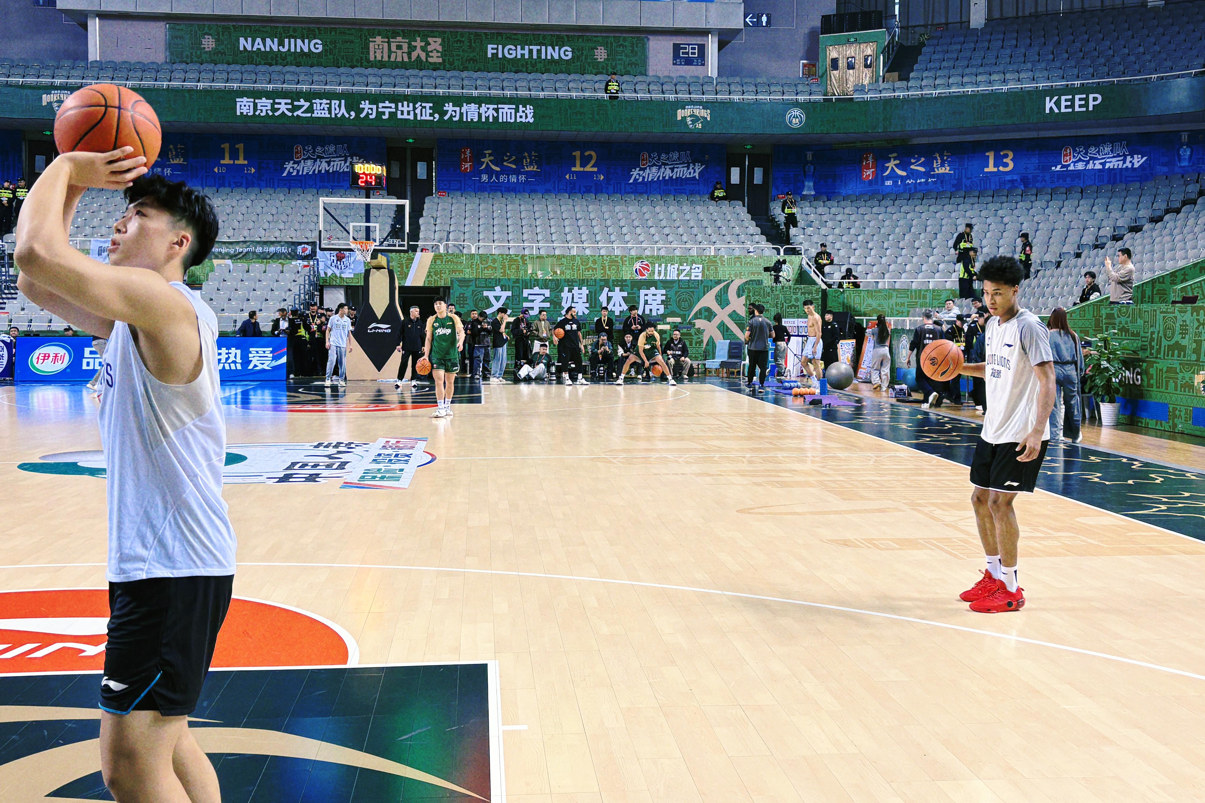 J .Cole开始热身了，时间还早，这会儿围着的媒体还不够多 j.cole加盟c