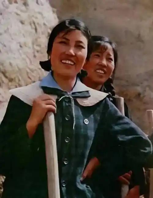 陈永贵亲自做媒，把大寨村最出名的铁姑娘队长郭凤莲，许给了一个退伍兵贾富元，村里人
