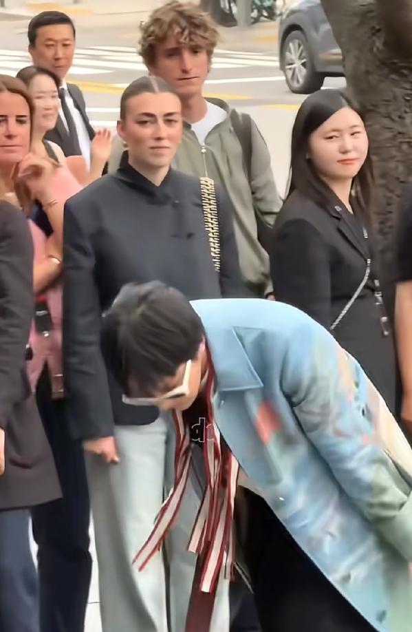 5月26日，权志龙现身首尔香奈儿高级手工坊大秀，现场举止意外引爆全网热议。
 