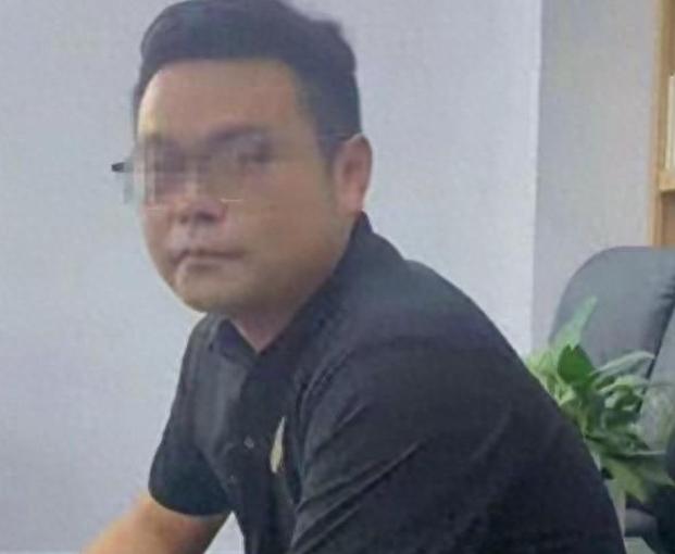 蹭饭哥后续来了！怪媒体没打码害他社死，要举报4S店税务问题！
还记得那个蹭饭哥吗