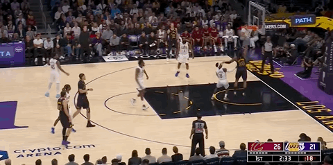 暂停了，湖人21-26落后！八村被施罗德防住了双方等会要争球！骑士vs湖人