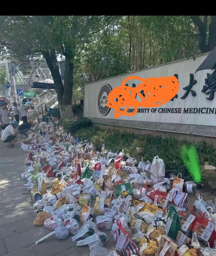 大学门口的外卖！
         有没有可能是外卖比食堂便宜，要不就是外卖比食