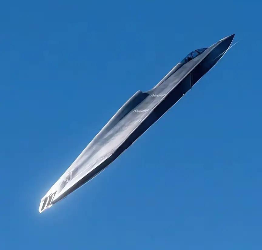 成飞六代机“银杏叶”的侧视图，整个是外星科技的感觉。没有了五代机的大垂尾，看着颇