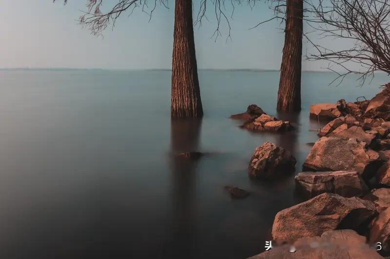 上联:极目湖光寒刺骨
下联:谈笑放歌啸长风