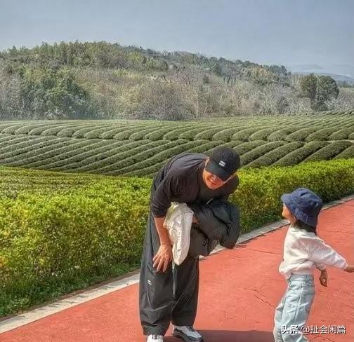 王阳领着妻子和女儿去茶园度假，挖竹笋，吃春天的美食，和孩子一起跑在茶园里，非常享