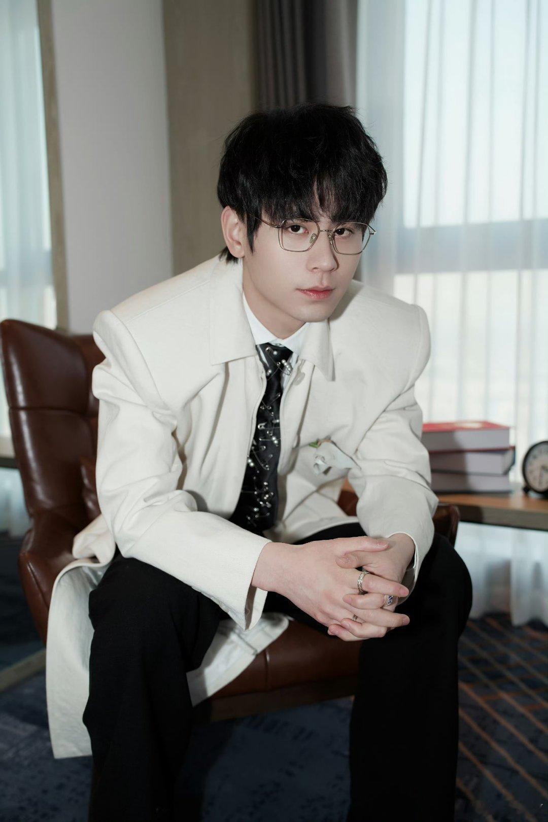 无畏NoFear 🍑心光自为引多远都无畏 我用相机记录你 又怕眼睛错过你