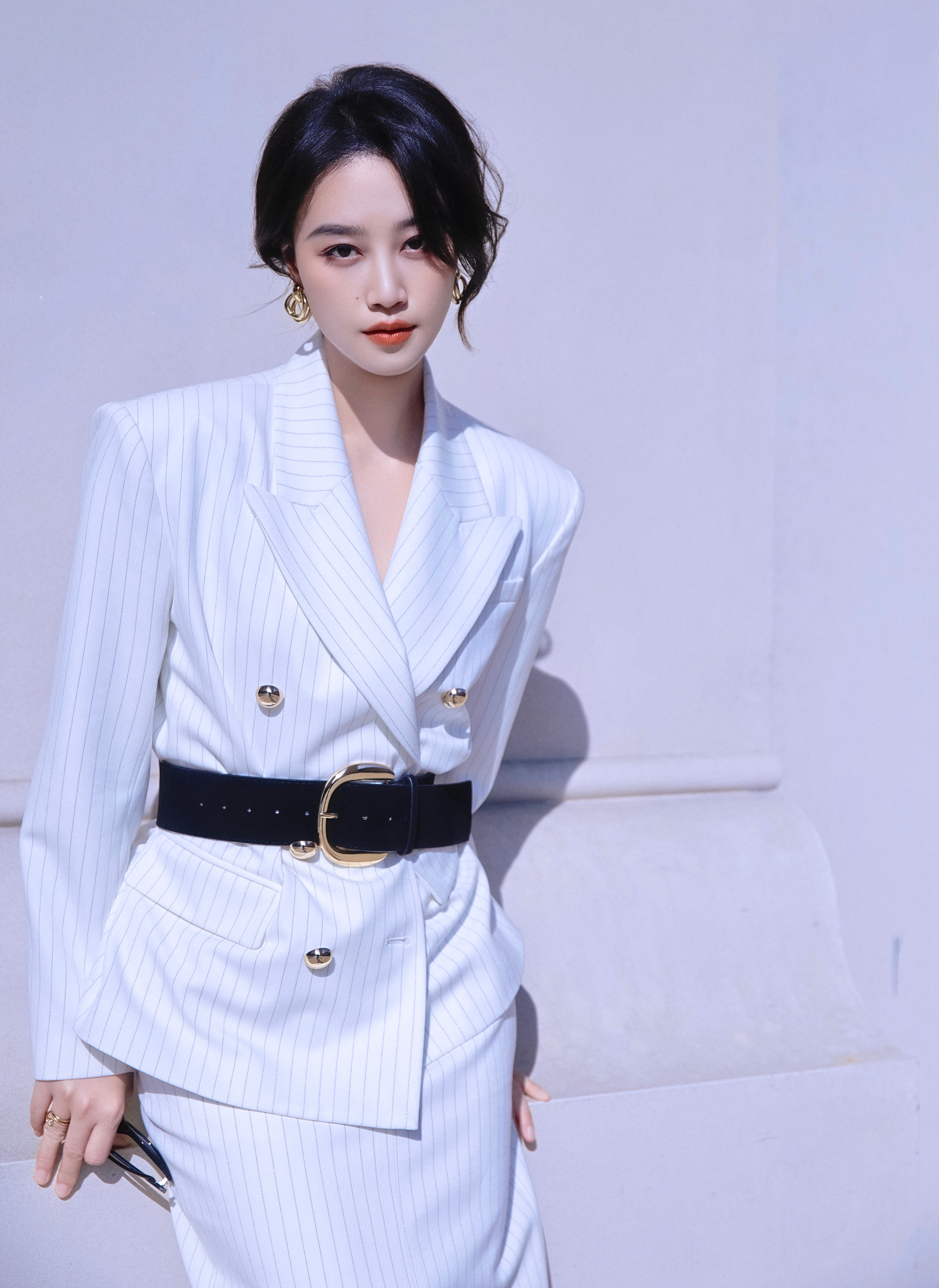 蓝盈莹什么时候美成这样了这还是我认识的蓝盈莹吗？颜值气质双双逆袭，明艳温婉切换自