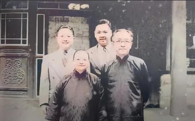 1962年，胡适突发心脏病，倒地的瞬间，旁边的人都积极地伸出援助之手，但还是慢了