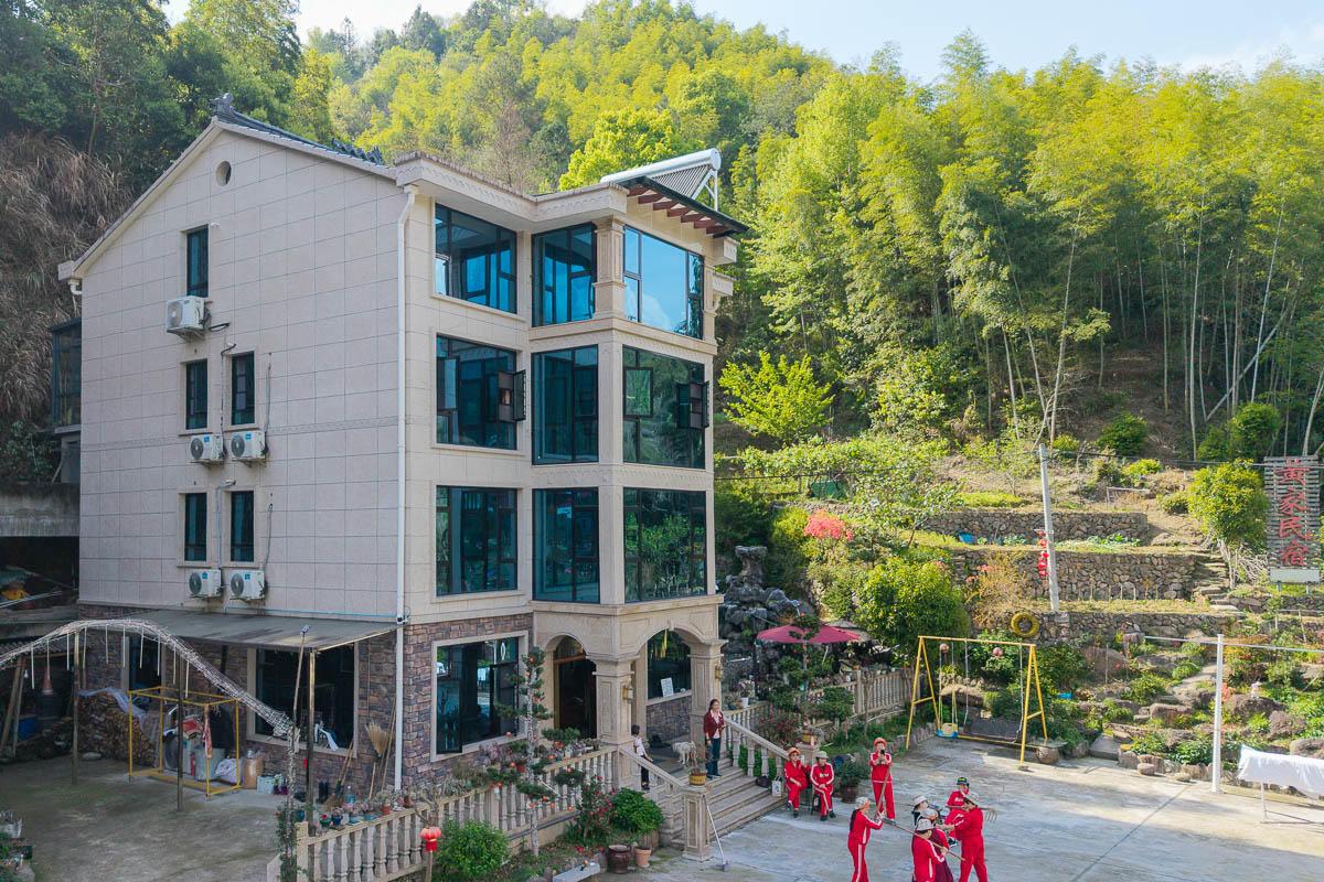 🚗七月避暑聚会，这次我们住进马岭天观景区旁，门前有超大型停车场，自驾方便。民宿