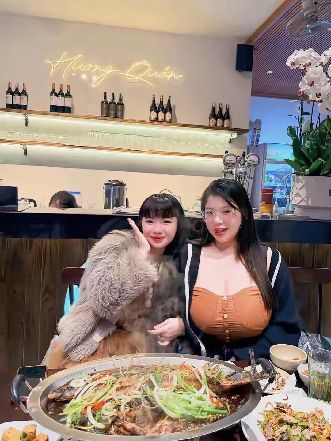 闺蜜聚餐，火锅配美酒，欢乐时光！🍲🍷👭