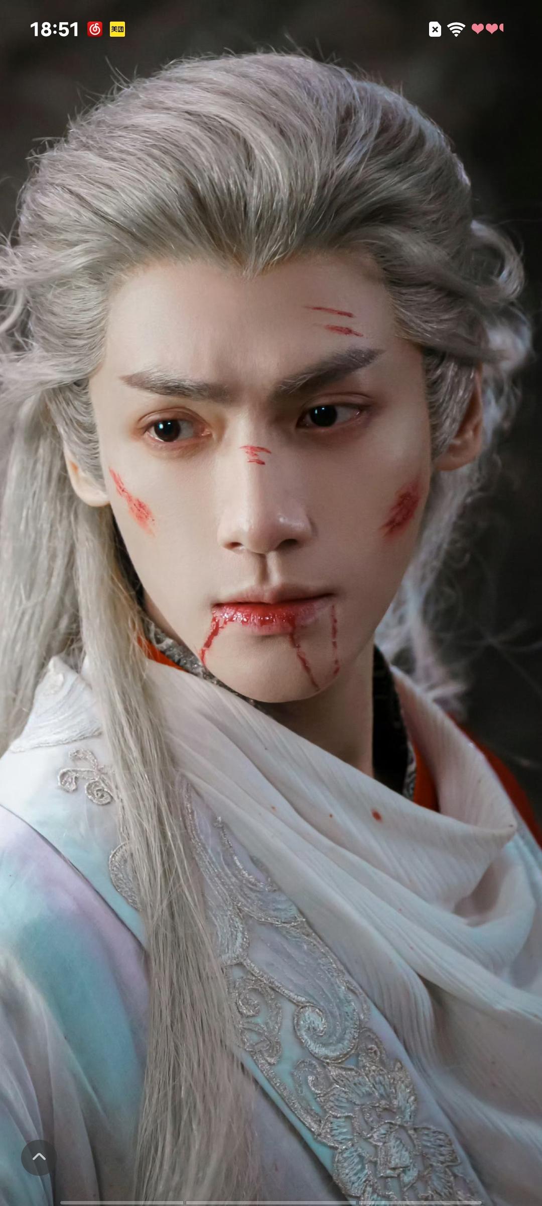 “青铜浮屠，鸾鸟猎猎，绶带红条。有魇魔耳语，殷勤往事，不过是，一生薄”...