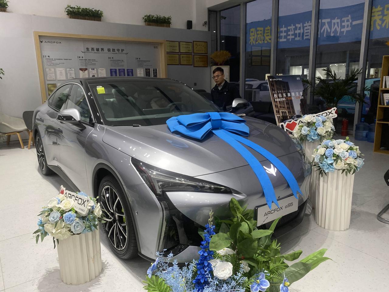 秋日生活打卡季今天看了一辆极狐车，还不知道这车怎么样，看的还不错，就是不知道油车