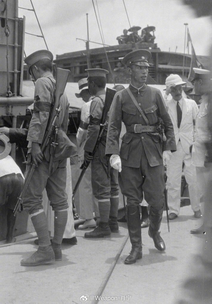 照片中的历史 1925年，时任黄埔军校校长的蒋介石带领部队，准备东征，讨伐军阀陈