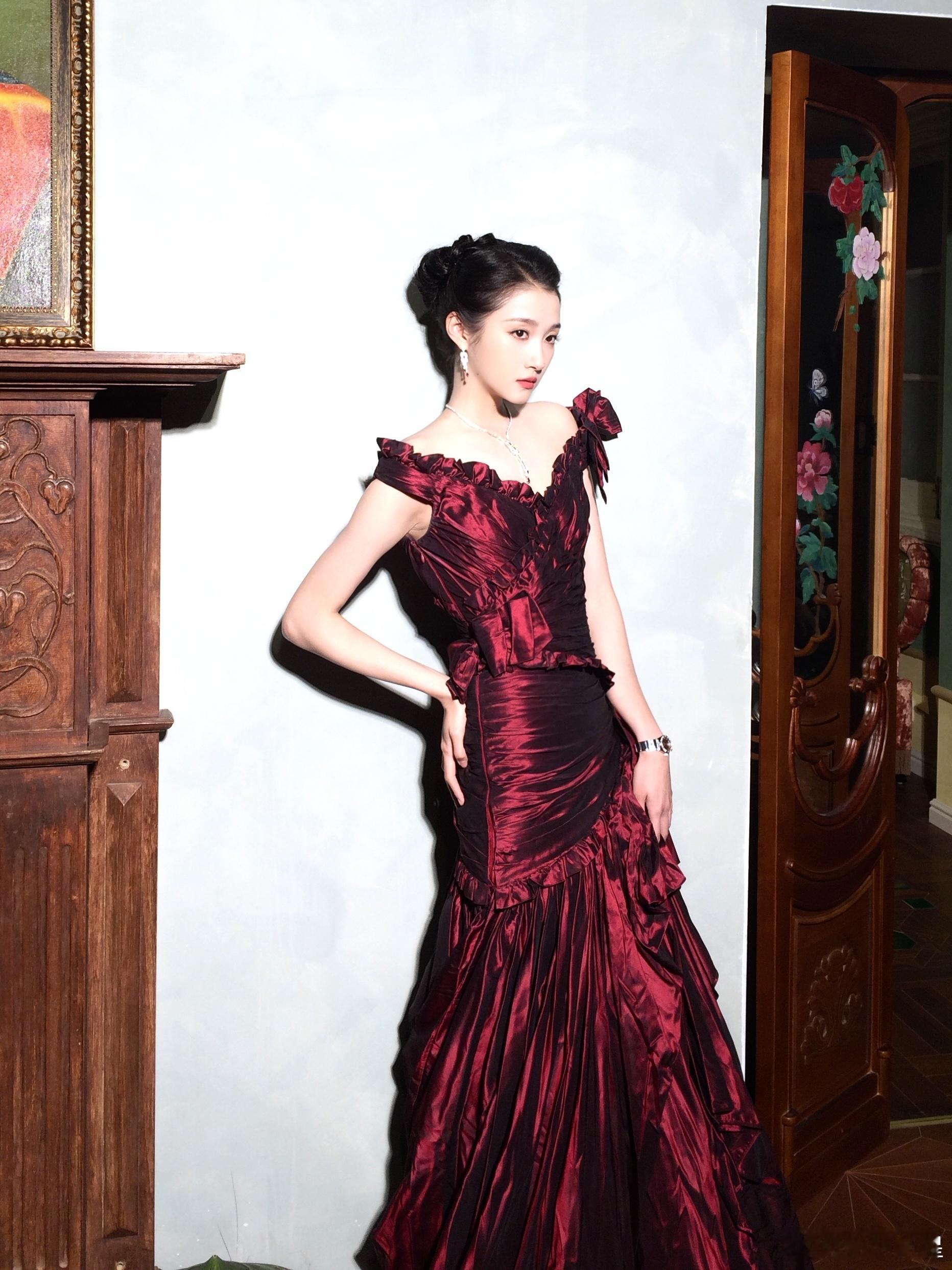 关晓彤穿了20年前古董高定关晓彤VOGUE红色古董高定关晓彤VOGUE红色古董高