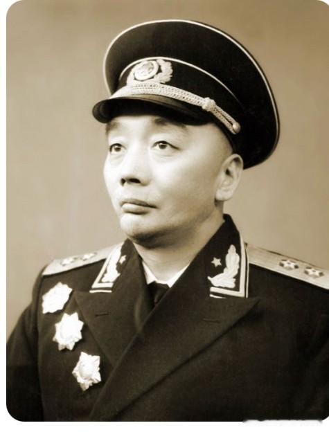 他是唯一一位从棺材里爬出来的开国中将。‌在万源保卫战中，他被炮弹炸成重伤，昏迷多