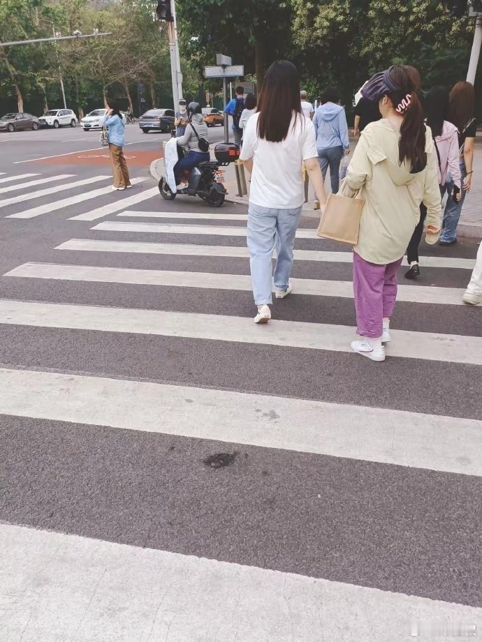 现代人的穿着打扮，似乎不如九十年代那样时尚。 