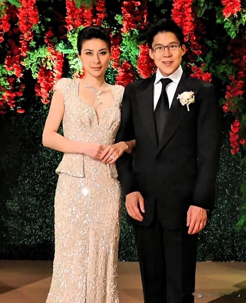 不得不佩服，
郭晶晶真的嫁了个好人家！

郭晶晶的老公霍启刚，在香港大火发生后第