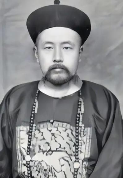 1906年，端方在柏林博物馆发现了一块熟悉的石碑。他走近，仔细辨认，惊得目瞪口呆