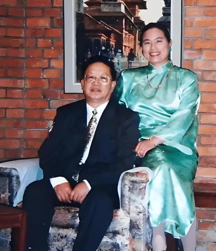 2005年，中国驻尼泊尔外交官朱敏才退休后，瞒着子女，带着妻子连夜离家，从此杳无