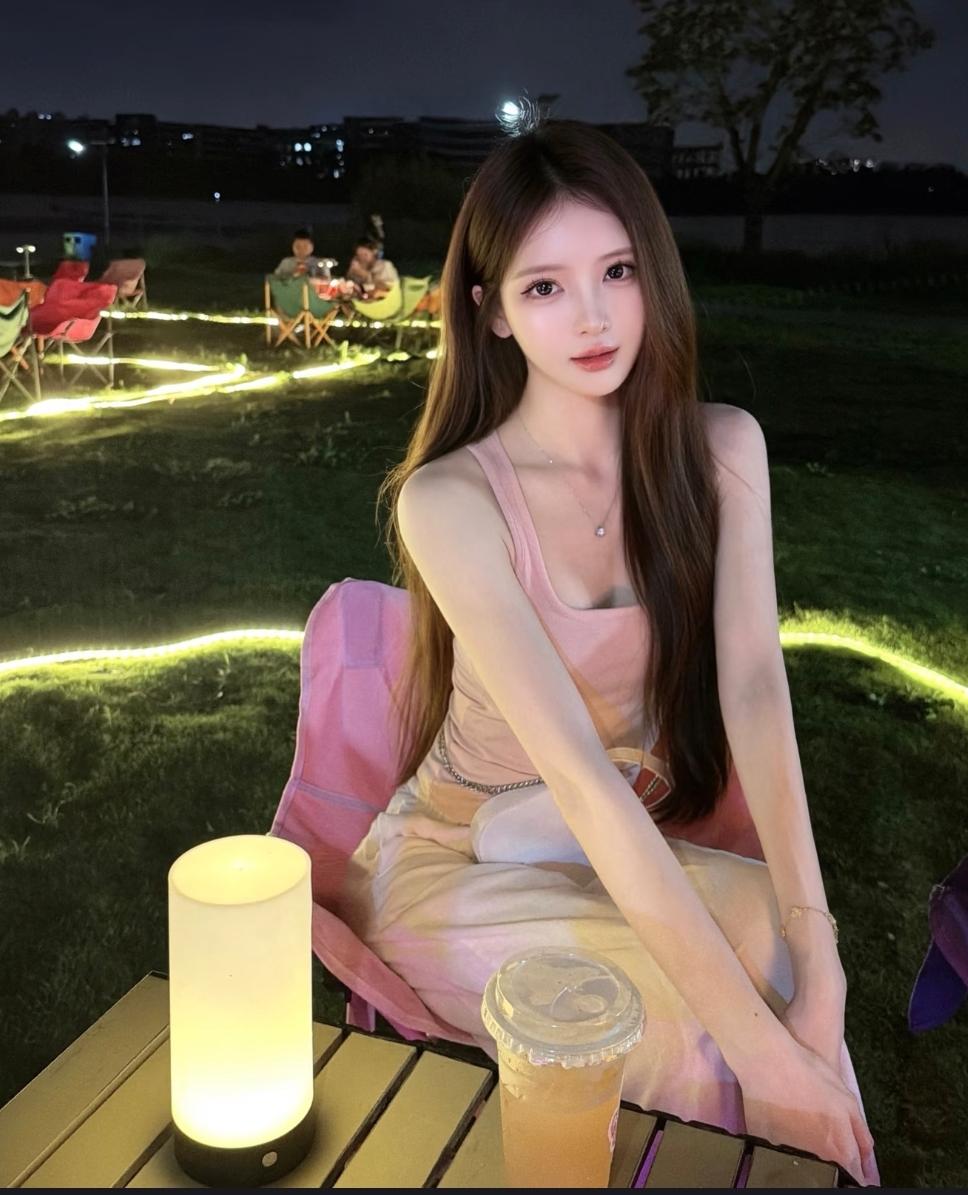夜晚街头闲逛，无意间偶遇一位漂亮姑娘。街边暖黄的路灯洒在她身上，长长的黑发随风轻